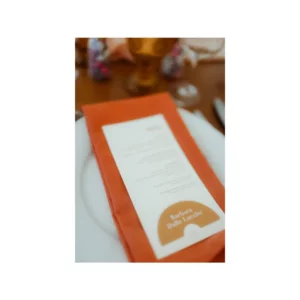 Serviette en tissu orange de qualité supérieure pour la location de décoration de mariage en Normandie.