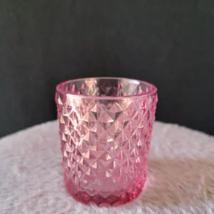 Photophore en verre rose texturé, disponible à la location pour une décoration de mariage en Normandie.