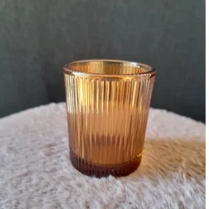 Photophore en verre ambré texturé, disponible à la location pour une décoration de mariage en Normandie.