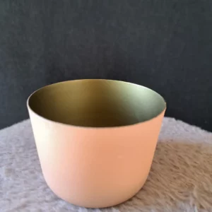 Photophore Célio, intérieur doré et extérieur mat, disponible à la location pour une décoration de mariage en Normandie.