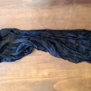 Chemin de table noir élégant en location pour la décoration de mariage en Normandie.