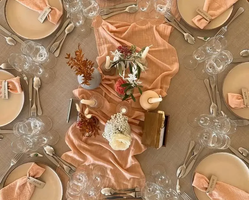 Chemin de table : l’élément qui transforme vraiment votre dîner de mariage