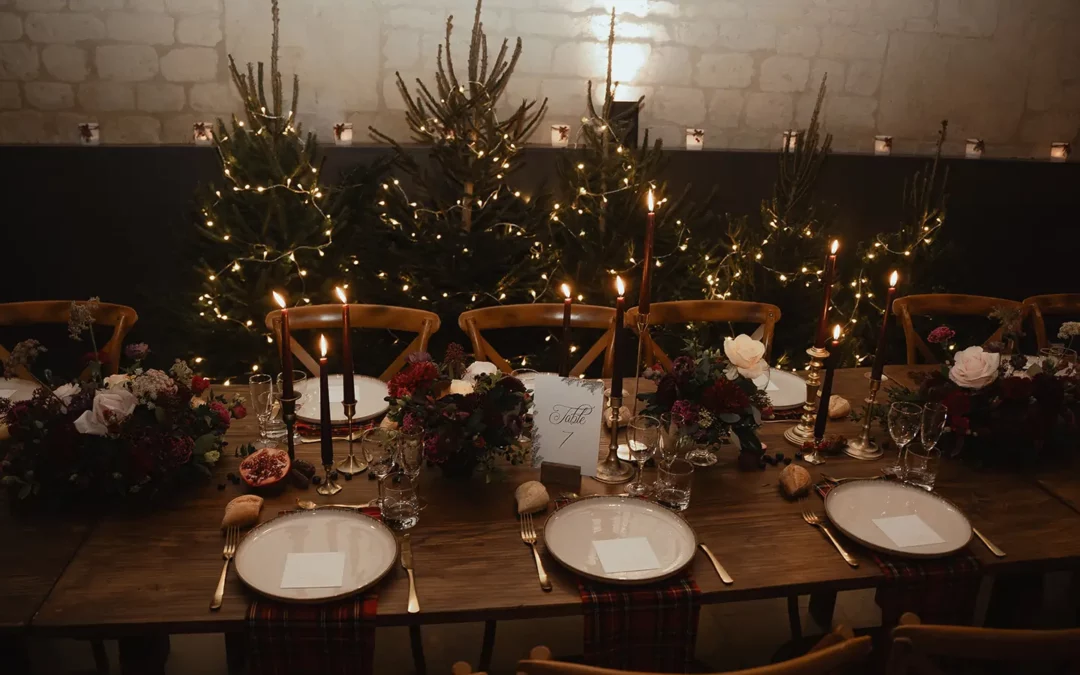 Faire dialoguer mobilier, fleurs et lumière pour une ambiance de mariage équilibrée