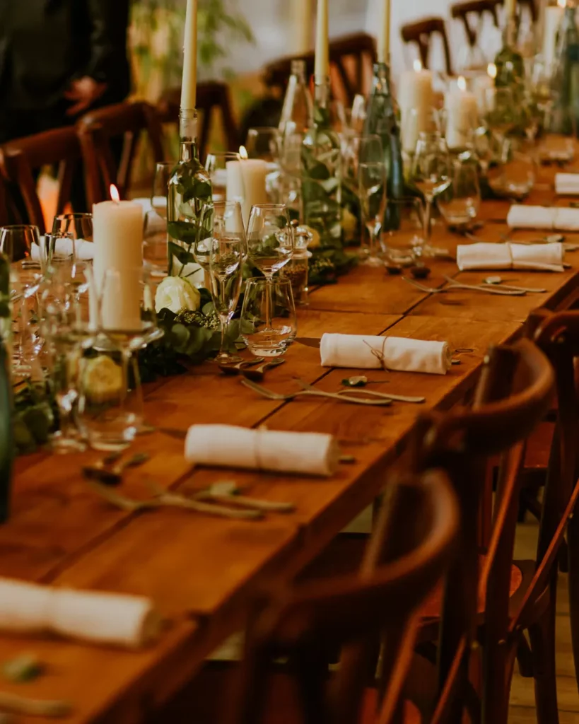 Table de mariage naturel chic décorée de bougies et de feuillages pour une ambiance élégante et épurée.