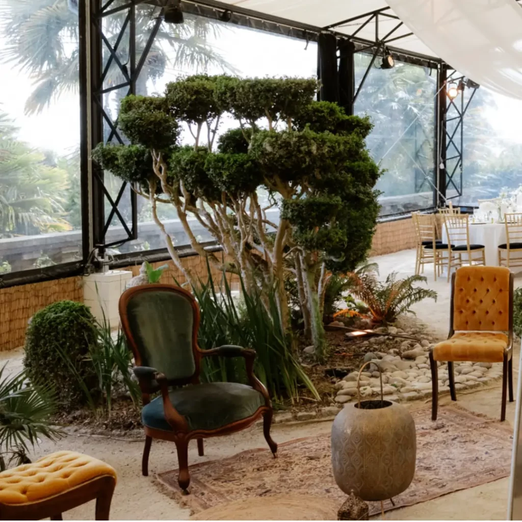 Coin lounge avec fauteuils vintage et mobilier de mariage dans un espace de réception, mise en scène pour guider le choix du mobilier de mariage.