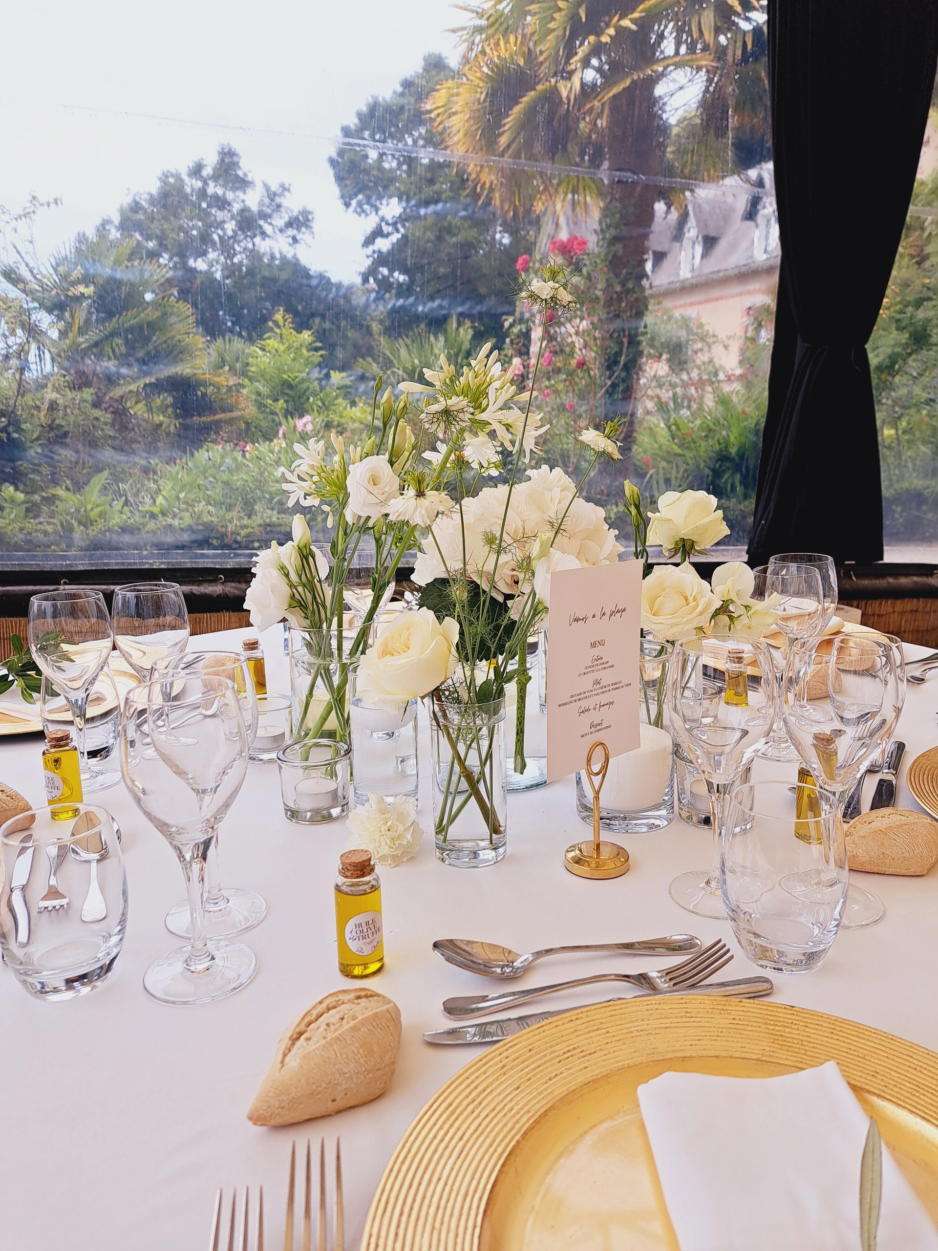 Table de mariage scénographiée près du Mont-Saint-Michel, avec centre de table élégant, art de la table et cadeaux invités.