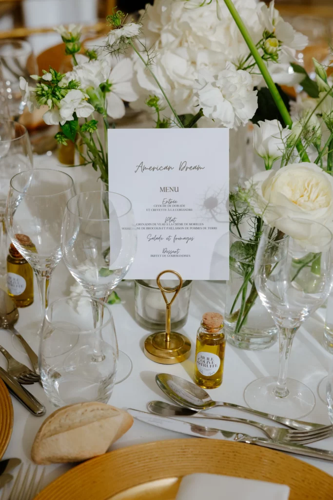 Papeterie de table sur-mesure réalisée pour maîtriser le budget décoration mariage, intégrée à une table élégante au château Les Hauts