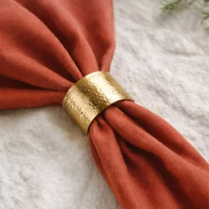 Rond de serviette doré mariage martelé Dany en location en Normandie