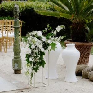Vase terre blanc mariage Floriane et Gaia en location en Normandie