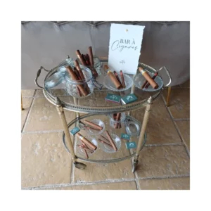 Desserte en verre dorée à deux niveaux pour bar à cigares ou décoration de mariage en Normandie