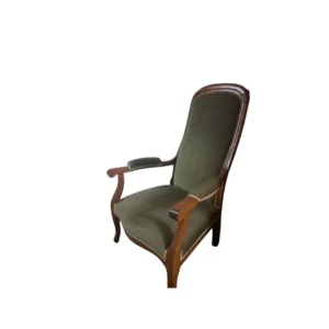 Fauteuil vert vintage en bois avec accoudoirs pour décoration de mariage en Normandie