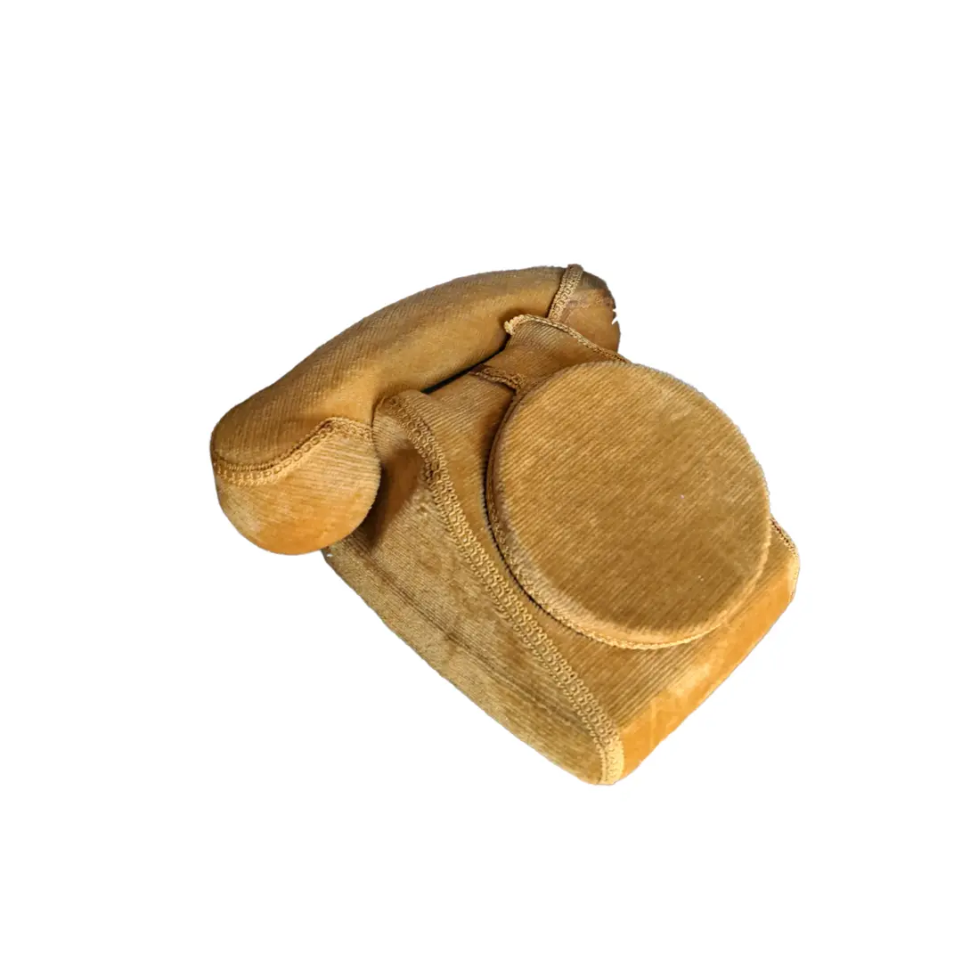 Téléphone vintage jaune moutarde en velours pour décoration mariage en Normandie