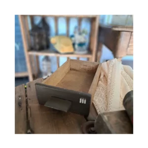 Tiroir bois vintage avec chiffre romain III pour décoration mariage en Normandie