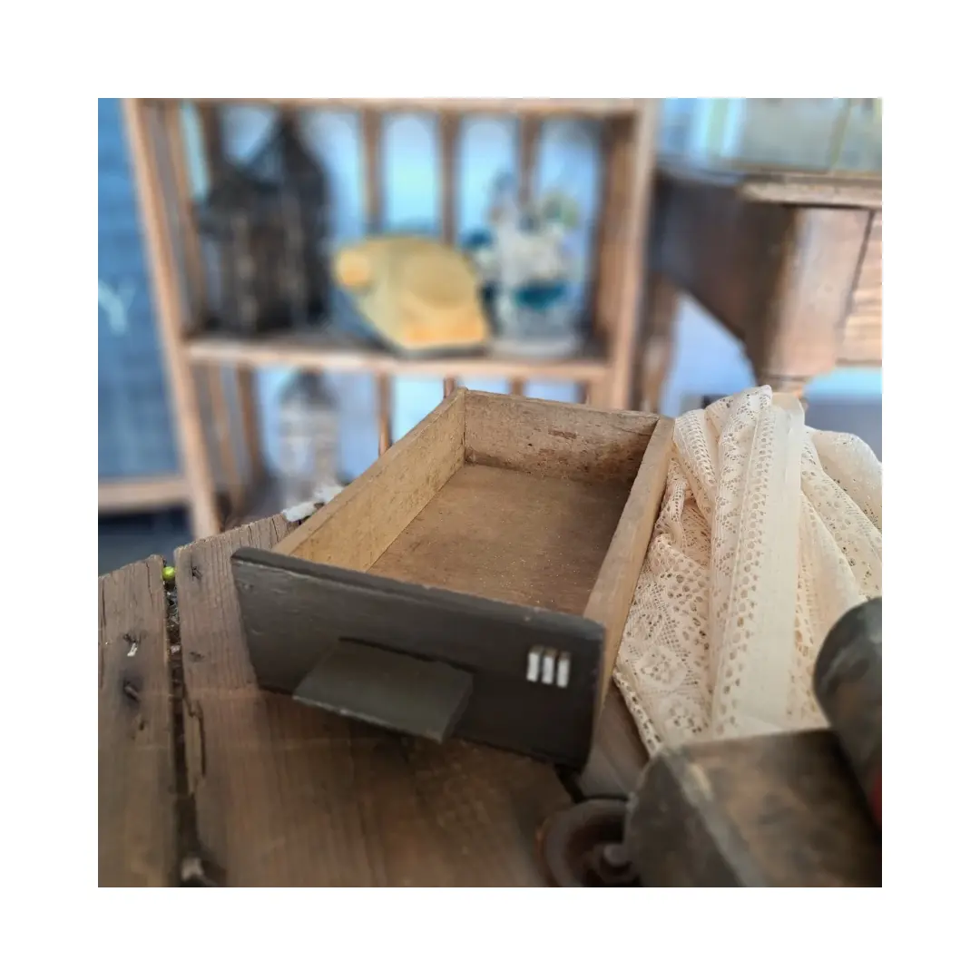 Tiroir bois vintage avec chiffre romain III pour décoration mariage en Normandie