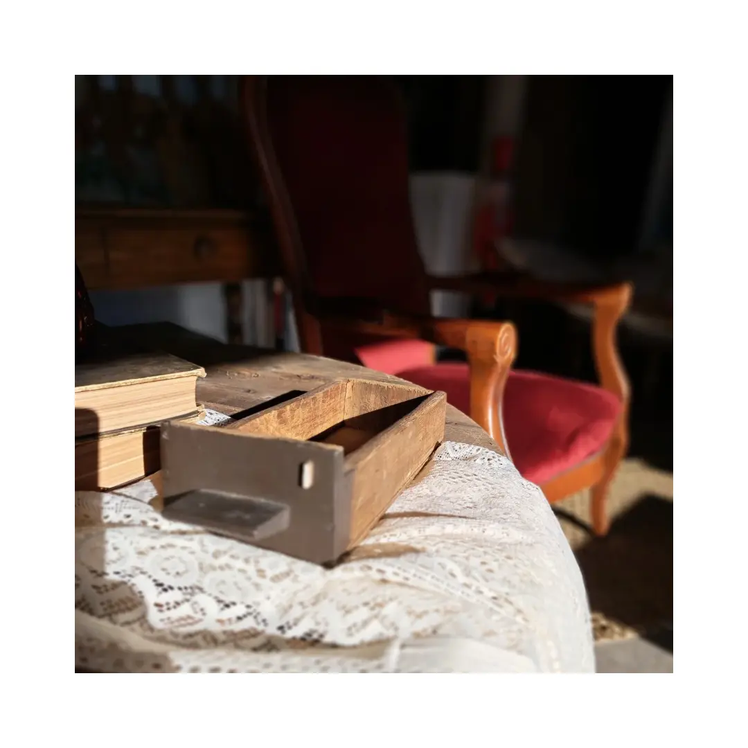 Tiroir bois vintage avec détail blanc en façade pour mariage en Normandie