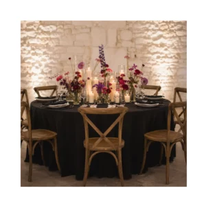 Nappe ronde noire sur table de mariage avec bougies et fleurs colorées en Normandie
