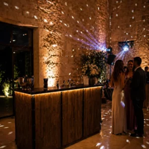 bar en bois mariage lumineux en bois brut avec éclairage pour ambiance soirée élégante