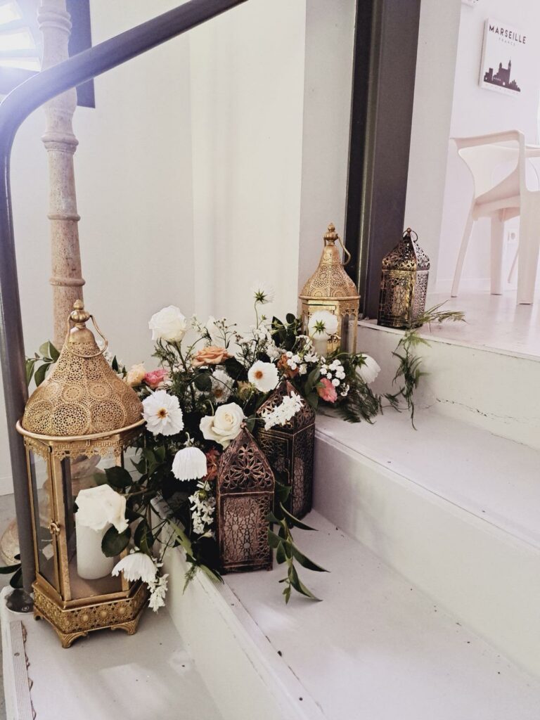 Budget décoration mariage : Décoration florale et lanternes dorées installées dans un escalier lors d’un mariage en Normandie