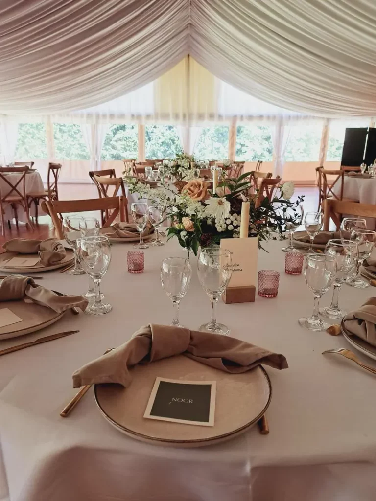 Centre de table fleuri avec numéro de table lors d’une réception de mariage
