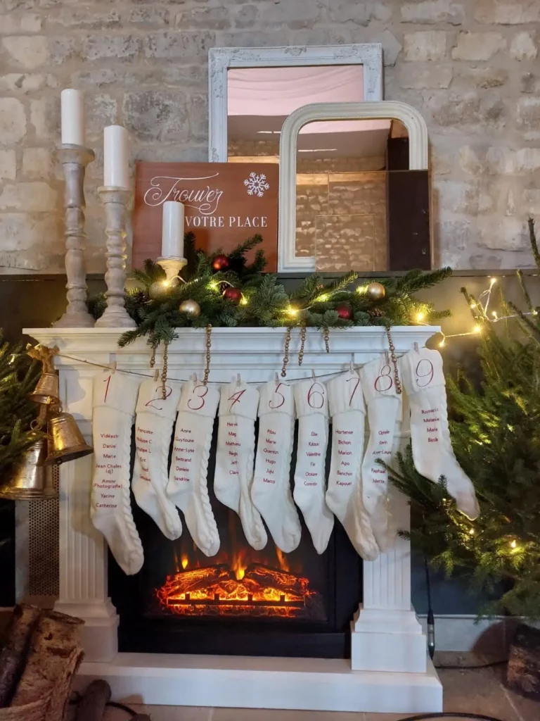 Plan de table de mariage personnalisé sur cheminée avec chaussettes de Noël suspendues