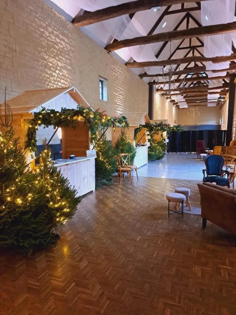 Mariage qui nous ressemble avec marché de Noël personnalisé et chalets en bois pour le vin d'honneur