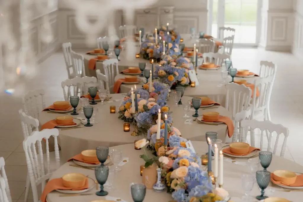 Décoration de mariage bleu et pêche où fleurs, art de la table et lumière sont réunis par une direction artistique cohérente.