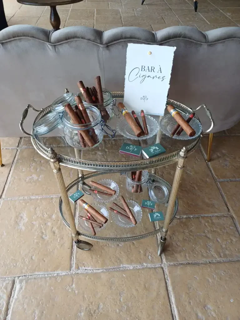 Bar à cigares installé pour les invités lors d’un mariage