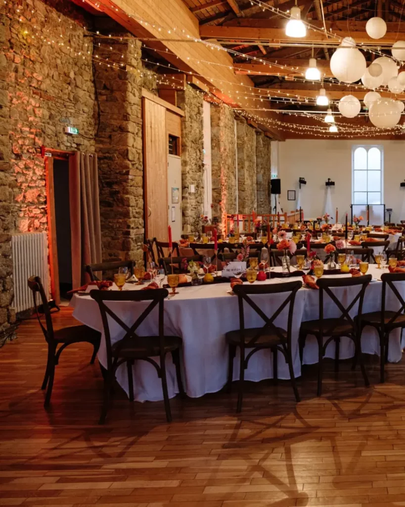 Décoration de mariage adaptée au lieu de réception et à l'ambiance recherchée par les mariés.