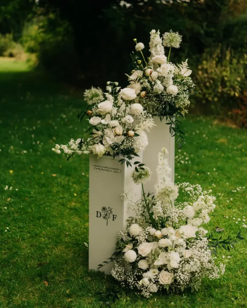 Signalétique de cérémonie intégrée à la décoration florale d’un mariage