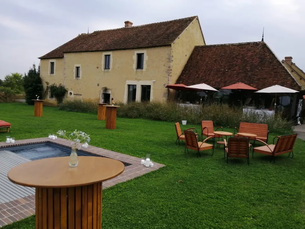 Aménagement d'un vin d'honneur au Val Gaudry avec mange-debout et salon extérieur