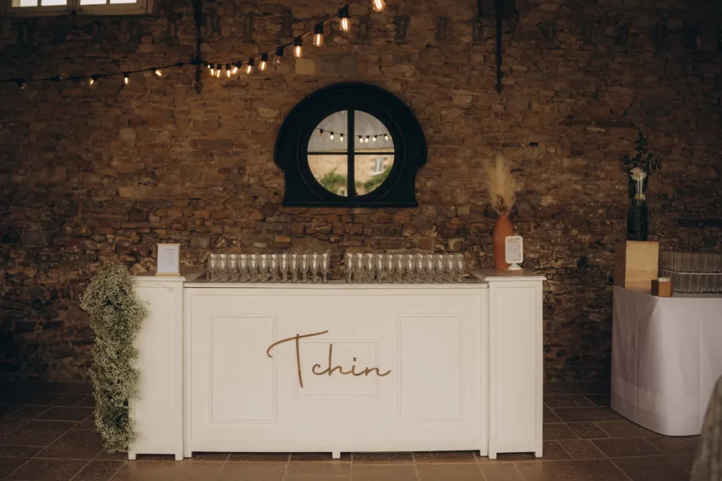 Bar blanc installé pour le vin d'honneur au Manoir de Chivré