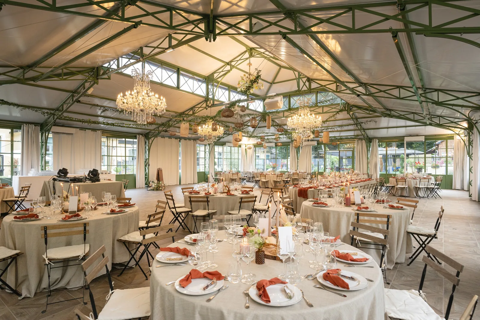 Salle de mariage sous verrière, tables rondes et table d'honneur, vue d'ensemble
