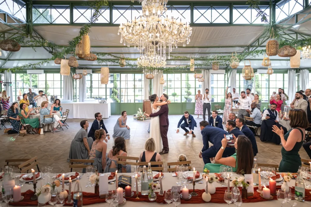 Salle de mariage occupée par les mariés et leurs invités pendant la réception