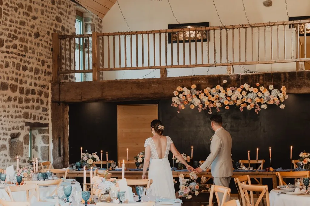 Installation florale suspendue créant un point focal dans une salle de mariage
