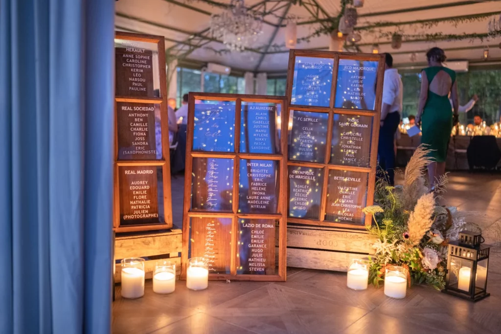 Plan de table de mariage éclairé à la bougie en fin de journée