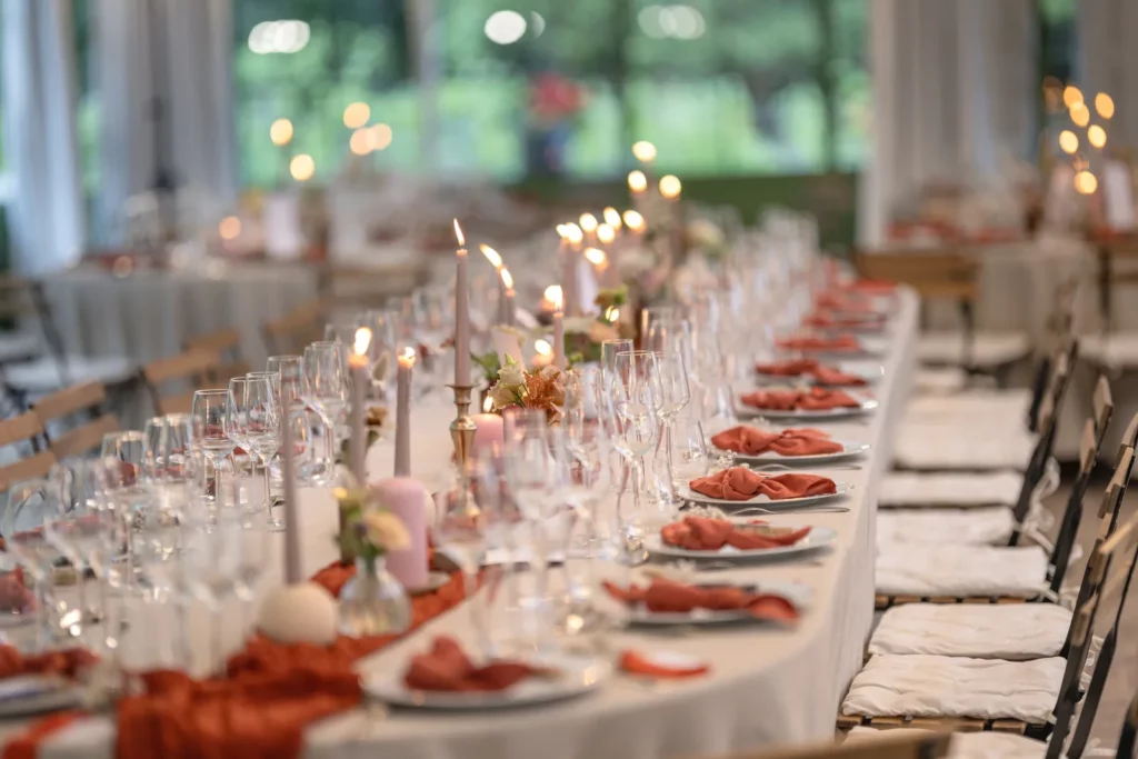 Table de mariage dressée, serviettes terracotta et bougies