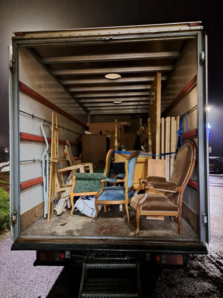 Camion de décoration de mariage chargé de nuit, fauteuils et bois sanglés