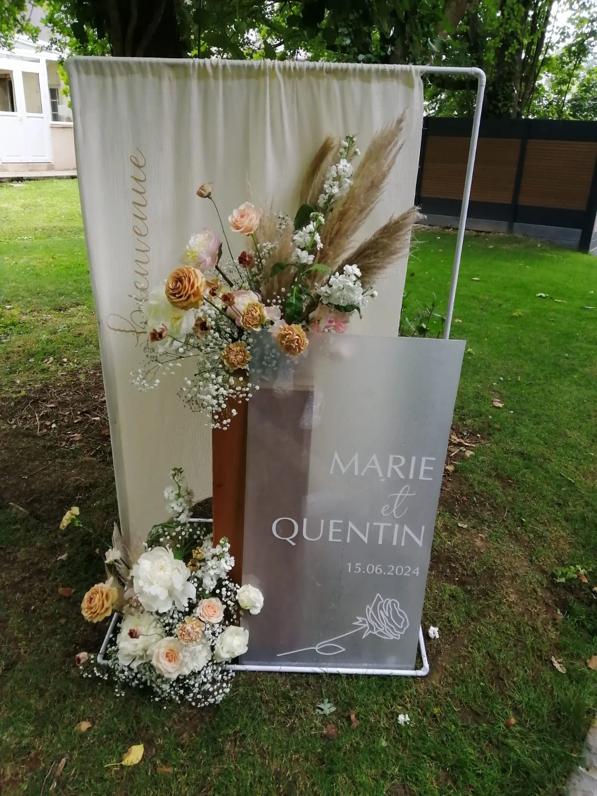 Panneau bienvenue mariage boho champêtre avec rose dessinée en ligne continue, décoration par Marie Desaunay wedding designer Normandie
