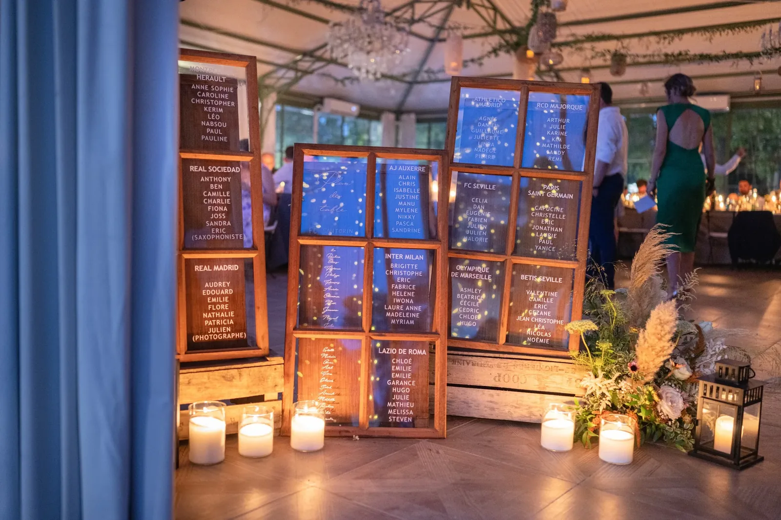 Plan de table mariage personnalisé avec les clubs de football des invités