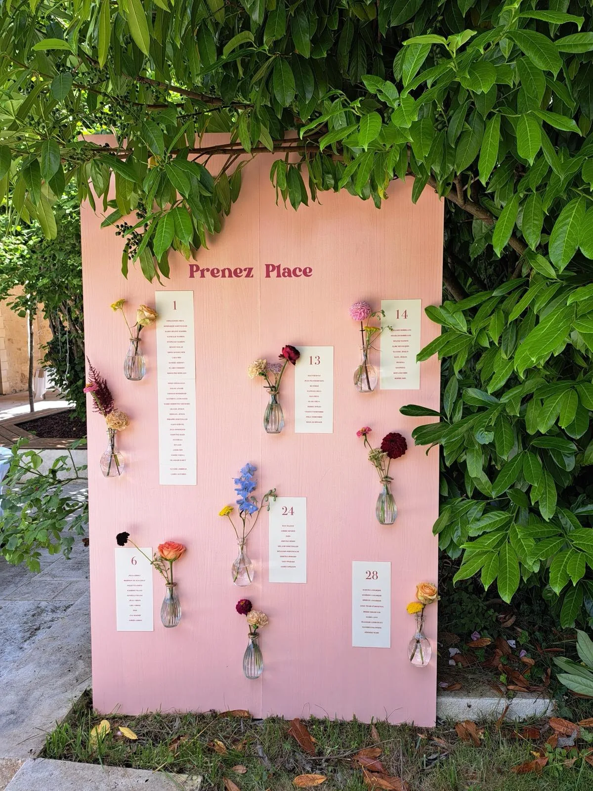 Plan de table mariage discret, intégré parmi les fleurs et la végétation
