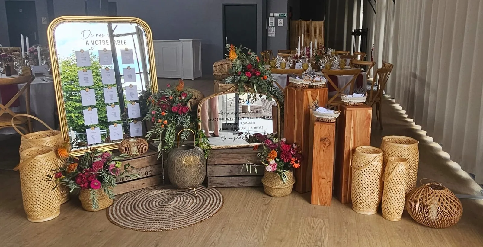Plan de table mariage présenté sur miroirs et caisses en bois