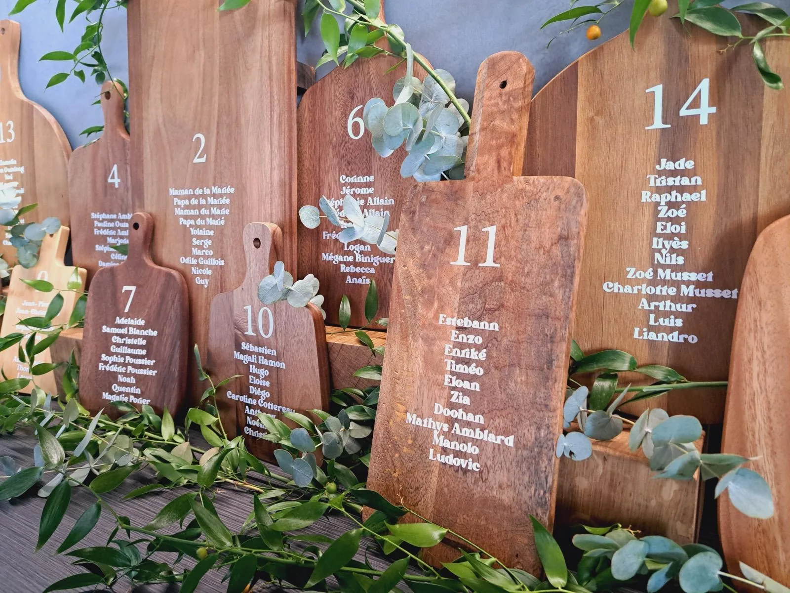 Plan de table mariage gravé sur des planches de bois