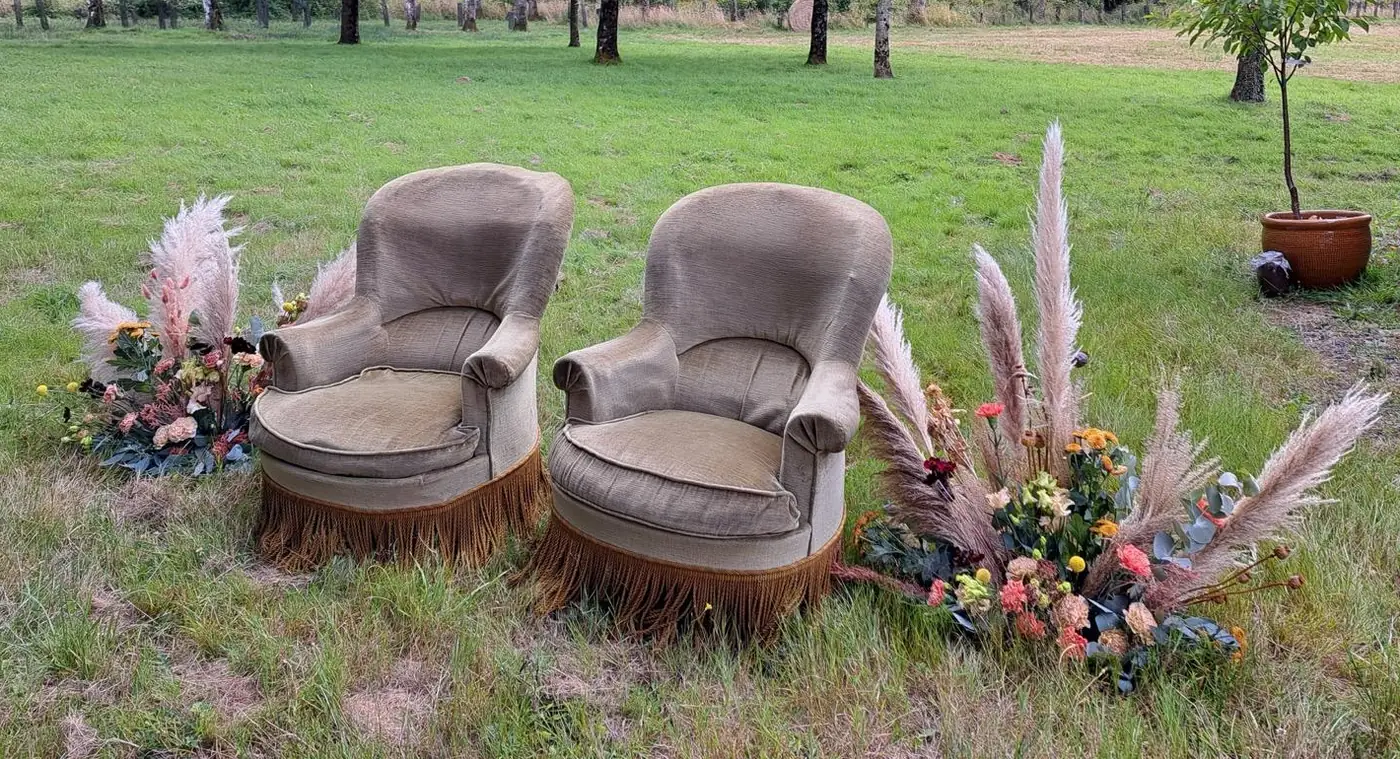wedding-designer-normandie-inspiration-pinterest-fauteuils-velours Deux fauteuils crapaud en velours posés dans un pré, entourés de compositions de pampas et de fleurs séchées L'image que l'on épingle. Reste à savoir où elle se pose, ce qu'elle coûte et qui l'installe. a quoi sert un wedding designer?