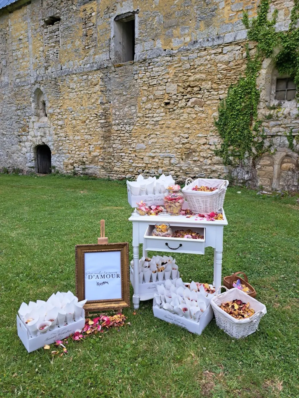 Cornets de pétales présentés sur une console blanche à l'Abbaye du Trésor, pour la sortie de cérémonie