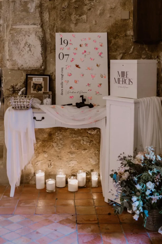 Livre d'or de mariage avec empreintes de doigts, défi photo et urne sur une console blanche