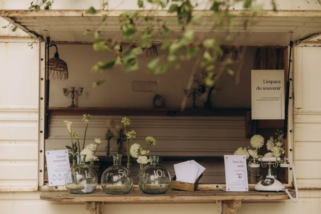 Espace du souvenir de mariage dans une caravane vintage, avec livre d'or audio, cartes à remplir et capsule temporelle