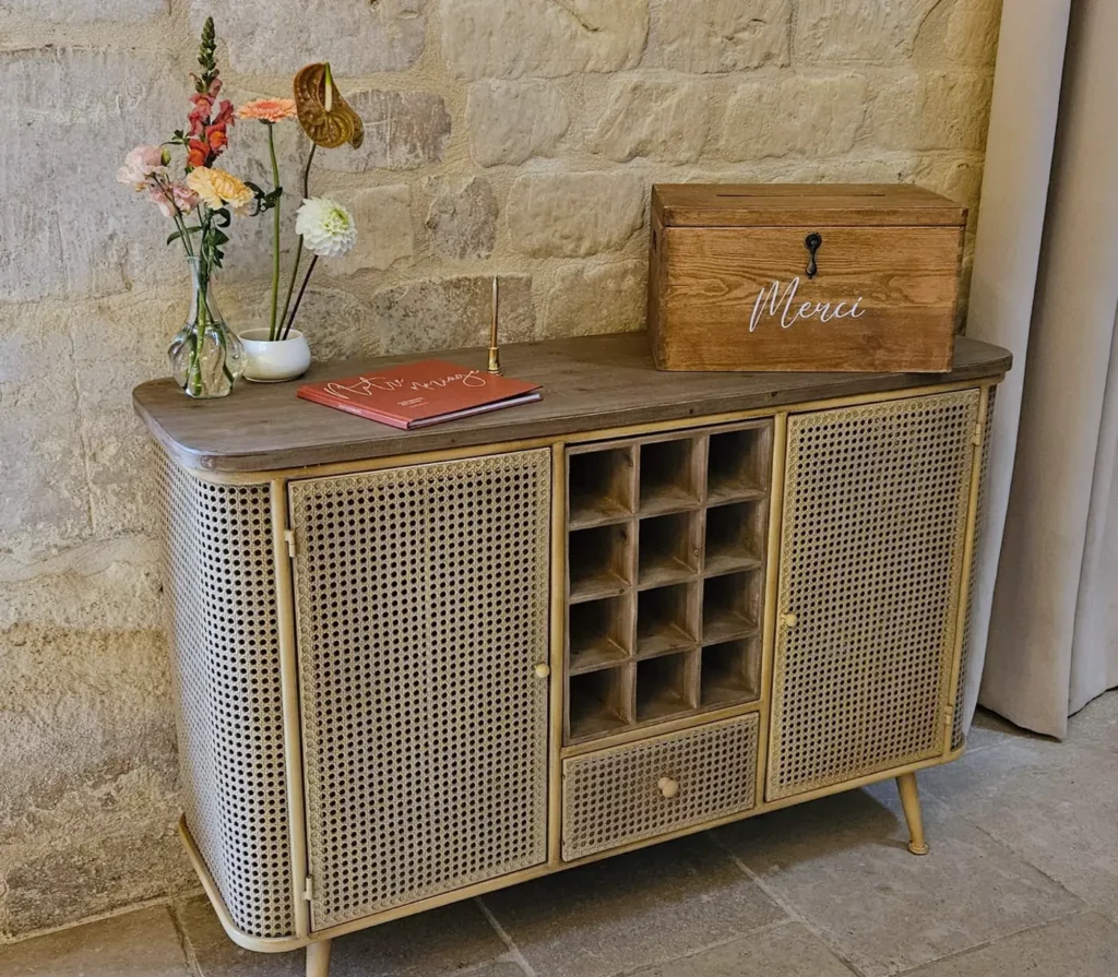 Buffet en cannage utilisé comme meuble de livre d'or de mariage, avec urne en bois
